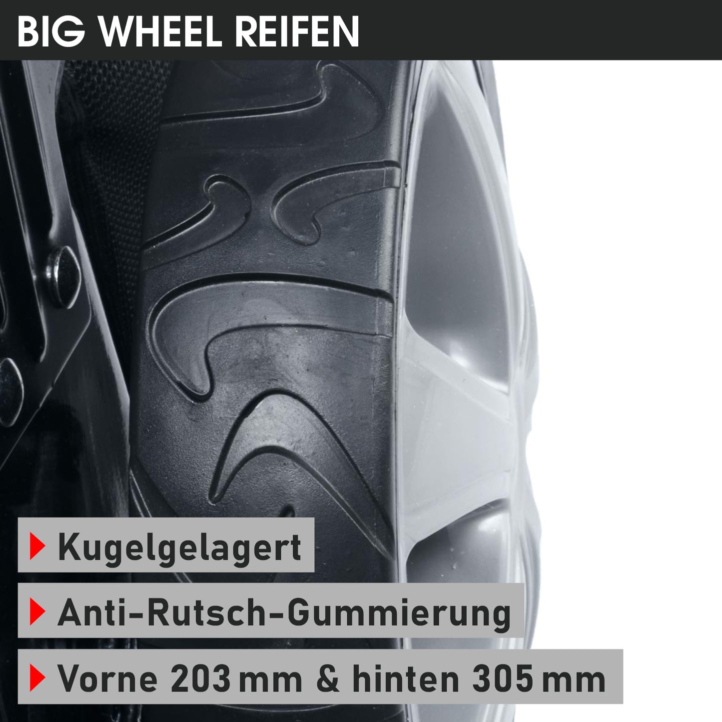 Großes Hinterrad eines Benzin-Rasenmähers mit Anti-Rutsch-Gummierung und weißer Felge.