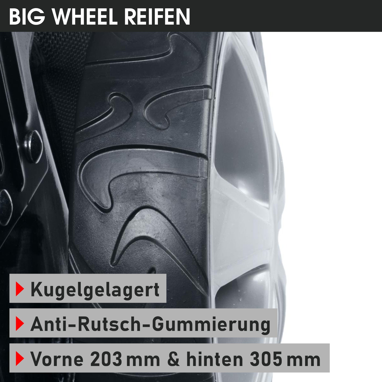 Großes Hinterrad eines Benzin-Rasenmähers mit Anti-Rutsch-Gummierung und weißer Felge.