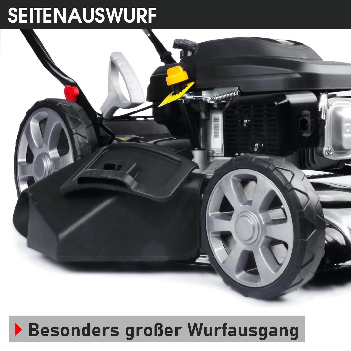 Schwarzer Benzin Rasenmäher mit großem Seitenauswurf und grauen Rädern.