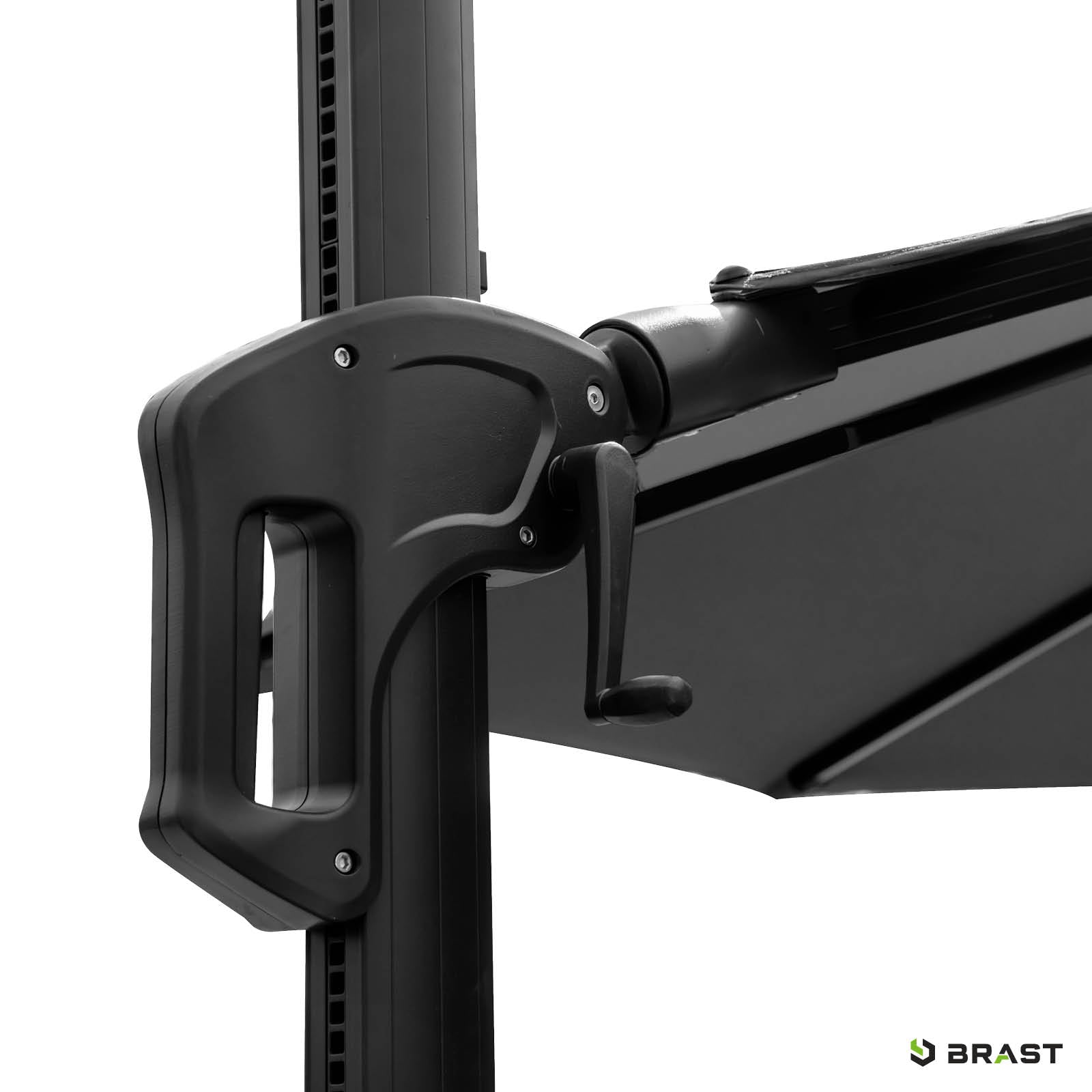 Schwarzer Kurbelgriff am Aluminiumgestell eines rechteckigen Ampelschirms für Balkon und Terrasse.