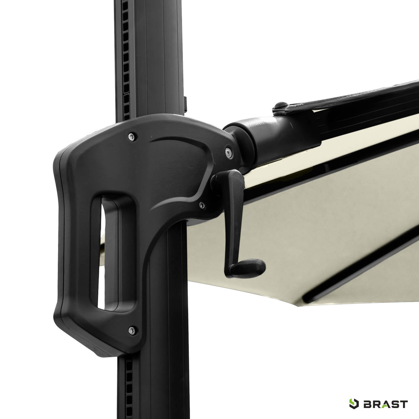 Detailaufnahme Kurbelgriff und Gestell eines beigefarbenen Alu Ampelschirms rechteckig, ideal als Gartenschirm und.