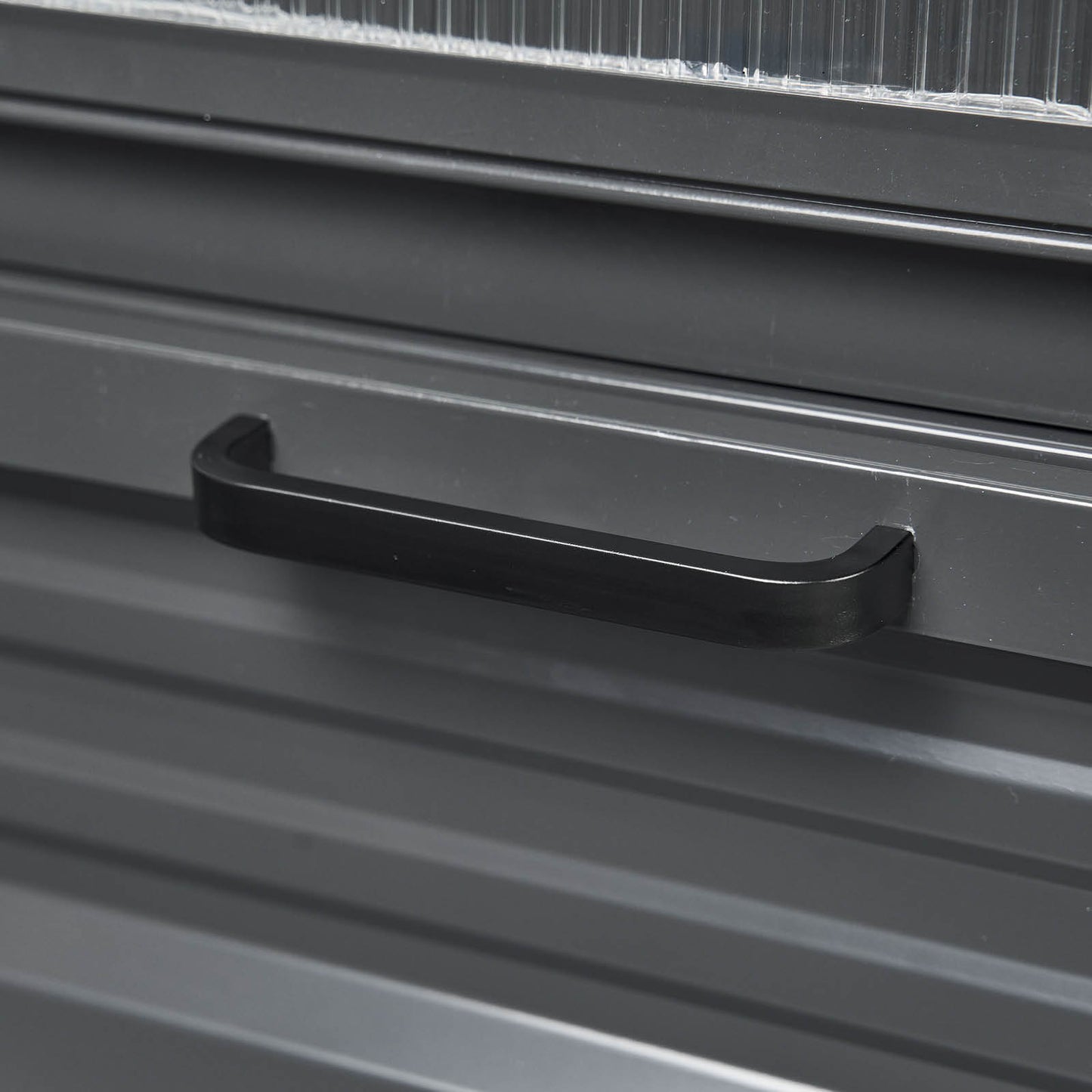 Schwarzer Griff am Aluminium Gewächshaus mit gewellte Oberfläche, robust und windsicher.