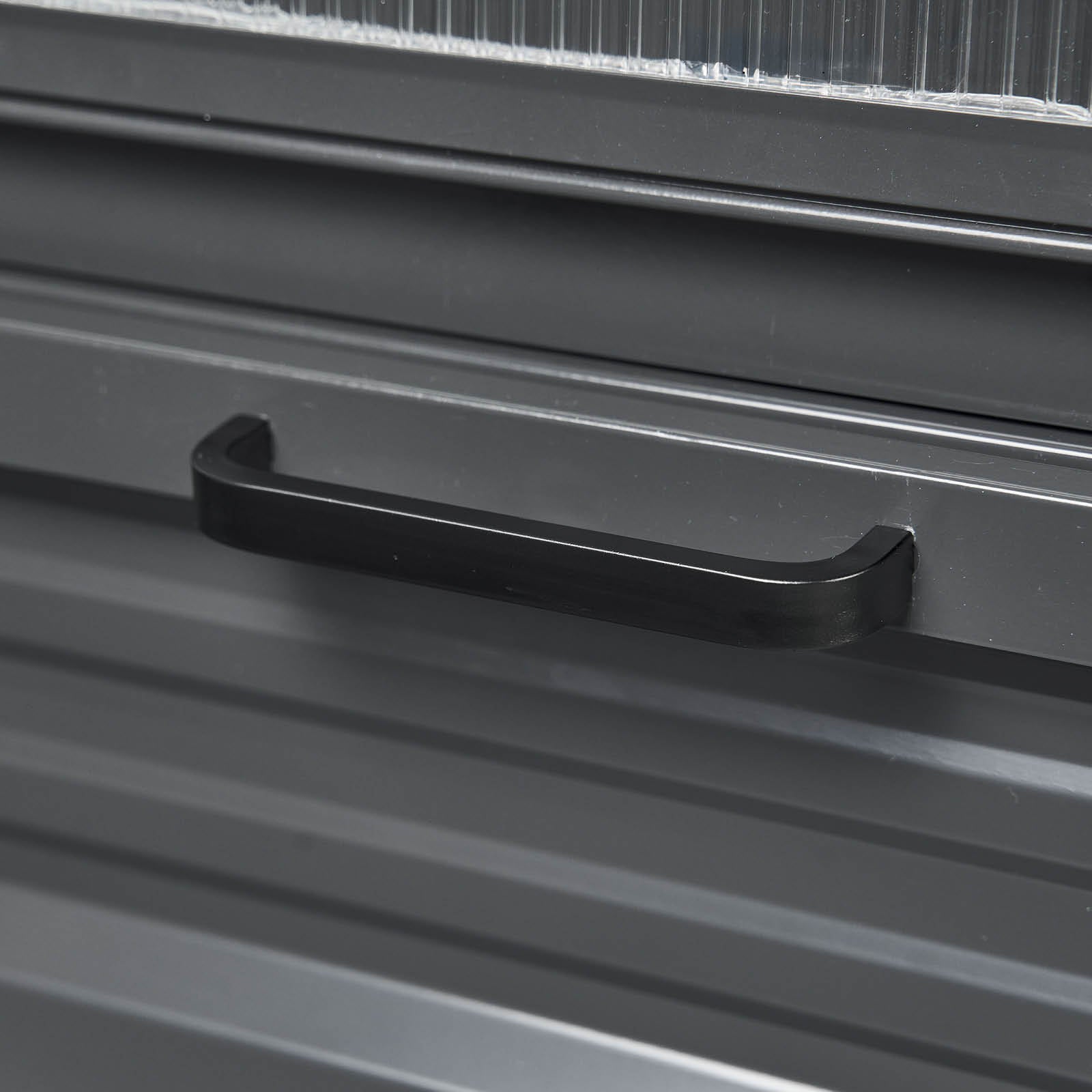 Schwarzer Griff am Aluminium Gewächshaus mit gewellte Oberfläche, robust und windsicher.