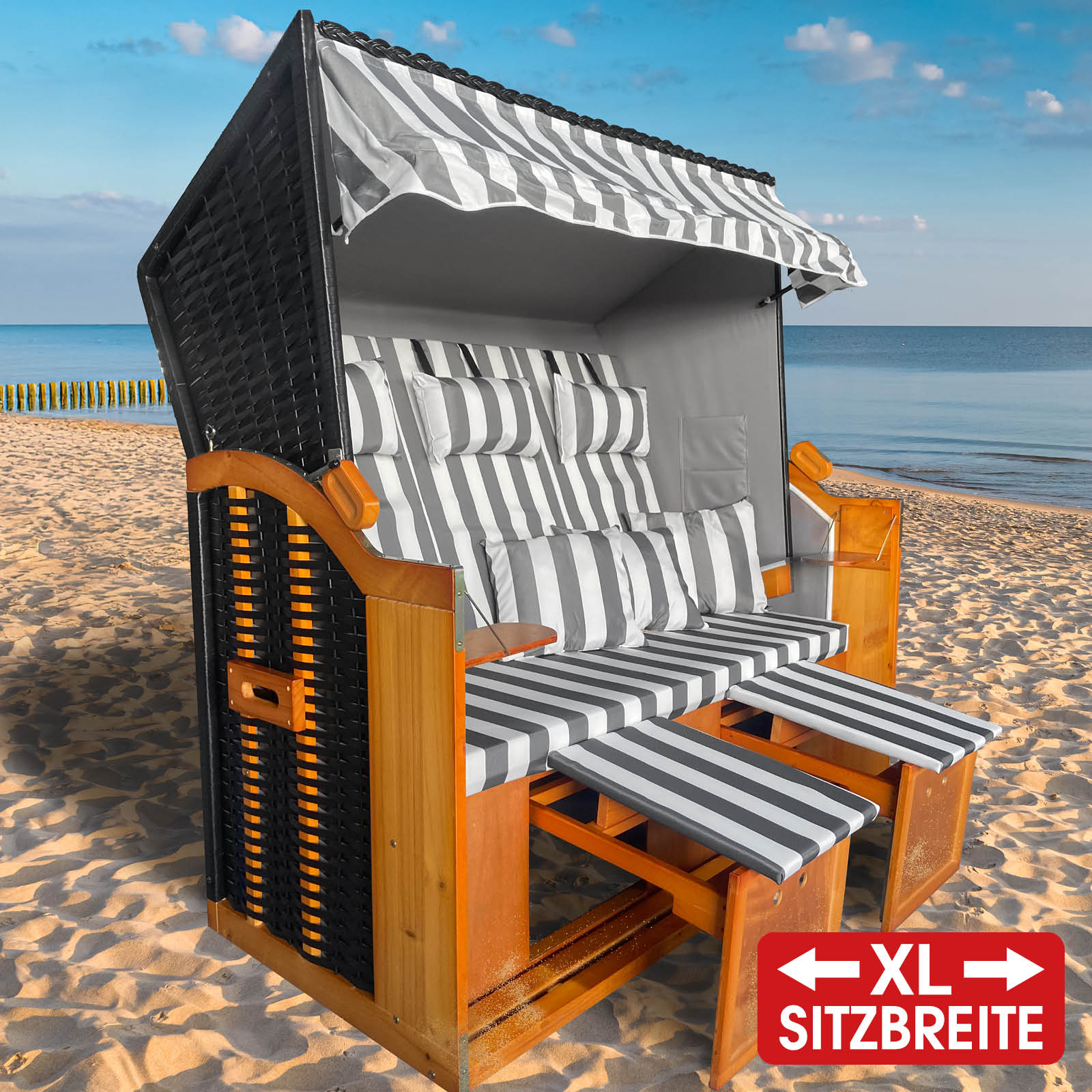 XL Strandkorb Ostsee in grau-weiß gestreift mit Holzarmlehnen, wetterfest für Balkon und Nordsee.