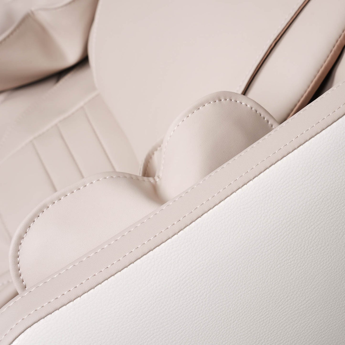 Weißer Massagesessel mit glattem und gestepptem Kunstleder in Creme, ergonomisches Design, weiche Polsterung.