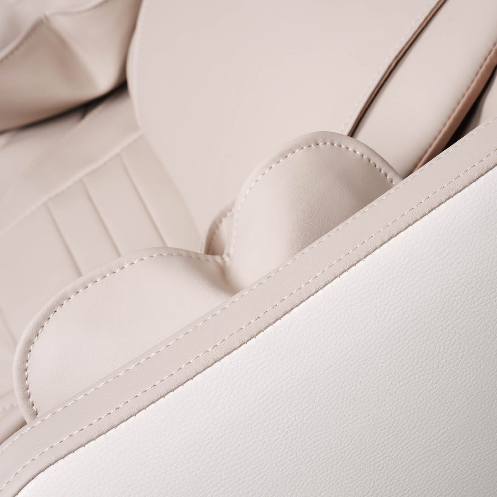 Weißer Massagesessel mit glattem und gestepptem Kunstleder in Creme, ergonomisches Design, weiche Polsterung.