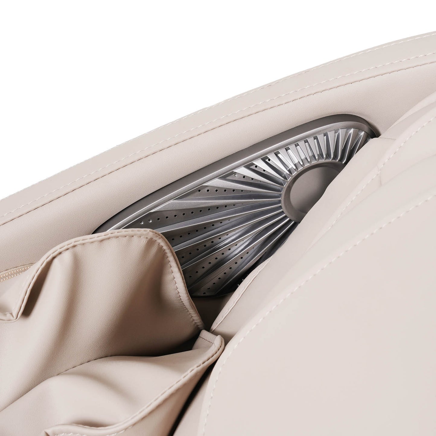 Weißer Massagesessel aus glattem Leder mit integrierten Massageelementen aus Metall und weichen Polstern.
