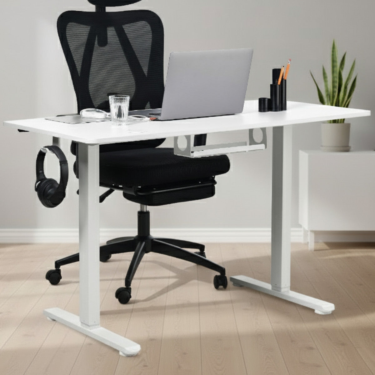 Weißer höhenverstellbarer Schreibtisch 100x60 cm mit gerader Tischplatte und stabilen T-Fuß-Beinen.
