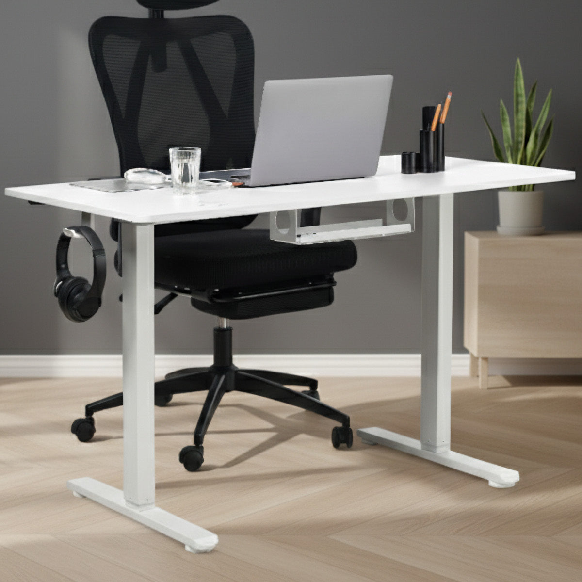 Weißer höhenverstellbarer Schreibtisch 120x60 cm mit schwarzem Drehstuhl und Laptop.
