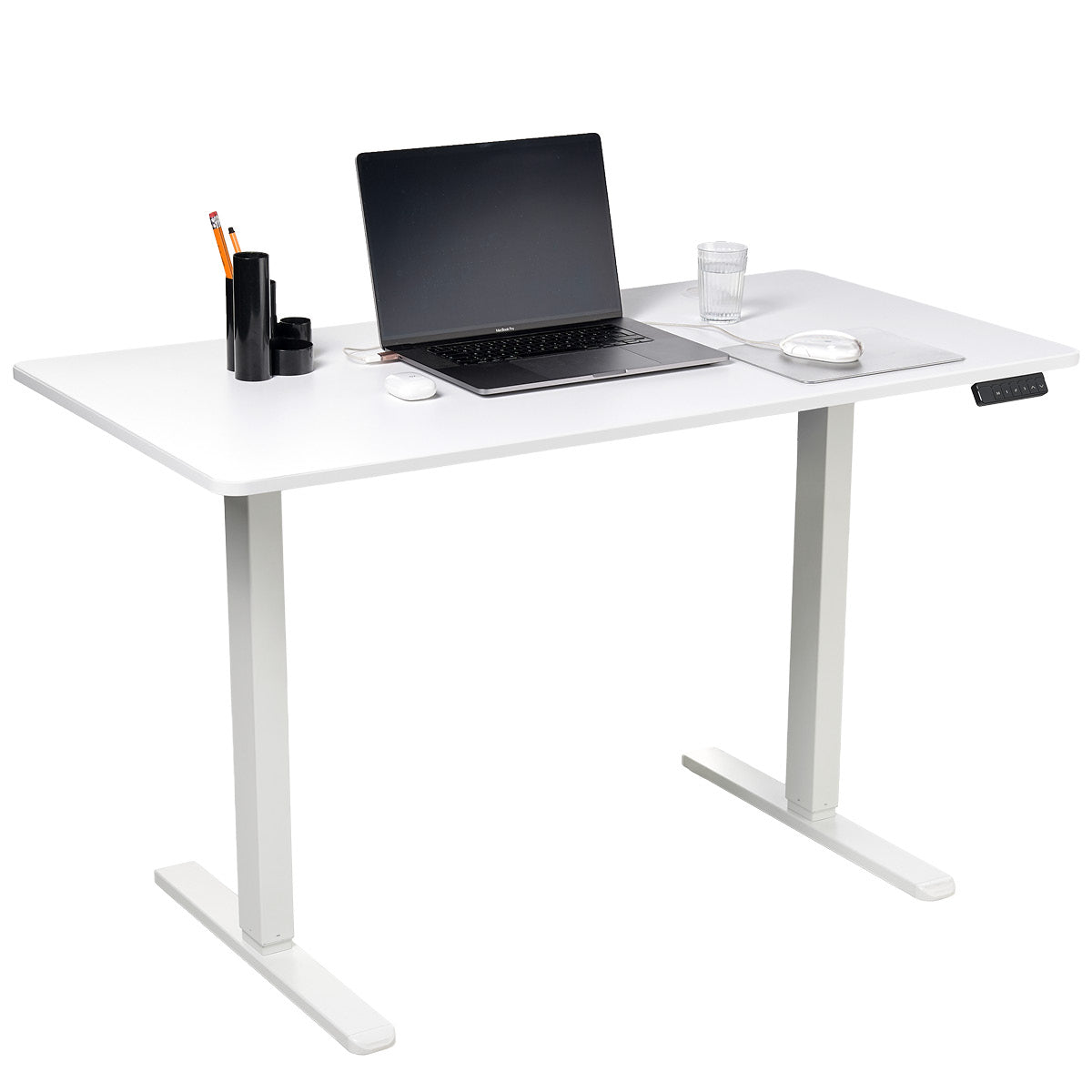 Weißer höhenverstellbarer Schreibtisch 120x60 cm mit schwarzem Laptop und Zubehör.