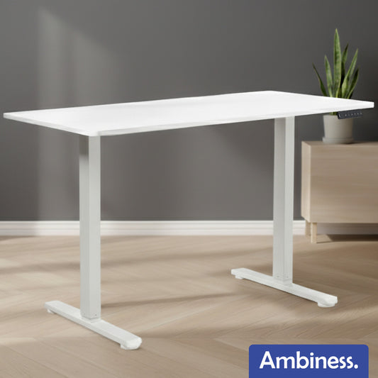 Weißer höhenverstellbarer Schreibtisch 120x60 cm mit minimalistischer Metallkonstruktion und gerader Tischplatte.
