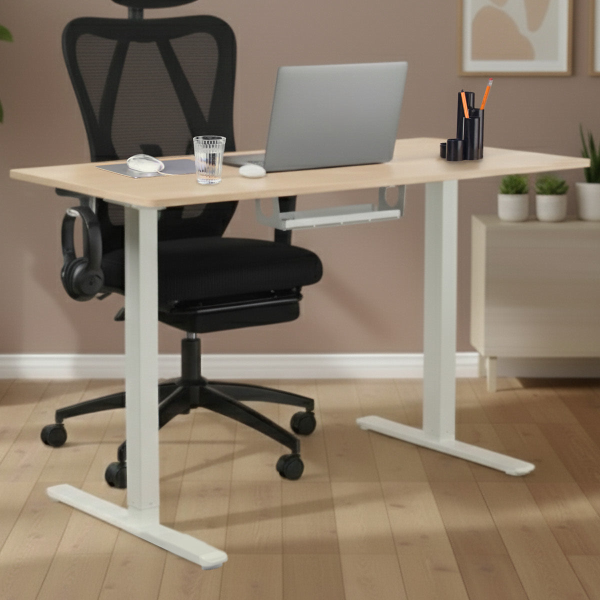 Höhenverstellbarer Schreibtisch FlexxPro 120x60 cm mit Ahorn-Tischplatte und weißem Gestell.