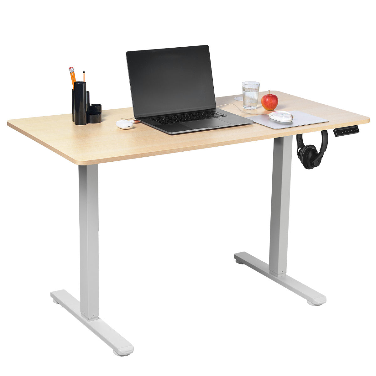 Höhenverstellbarer Schreibtisch mit Ahornplatte, silbernes Gestell, Laptop, Schreibutensilien und Apfel auf der Tischfläche.