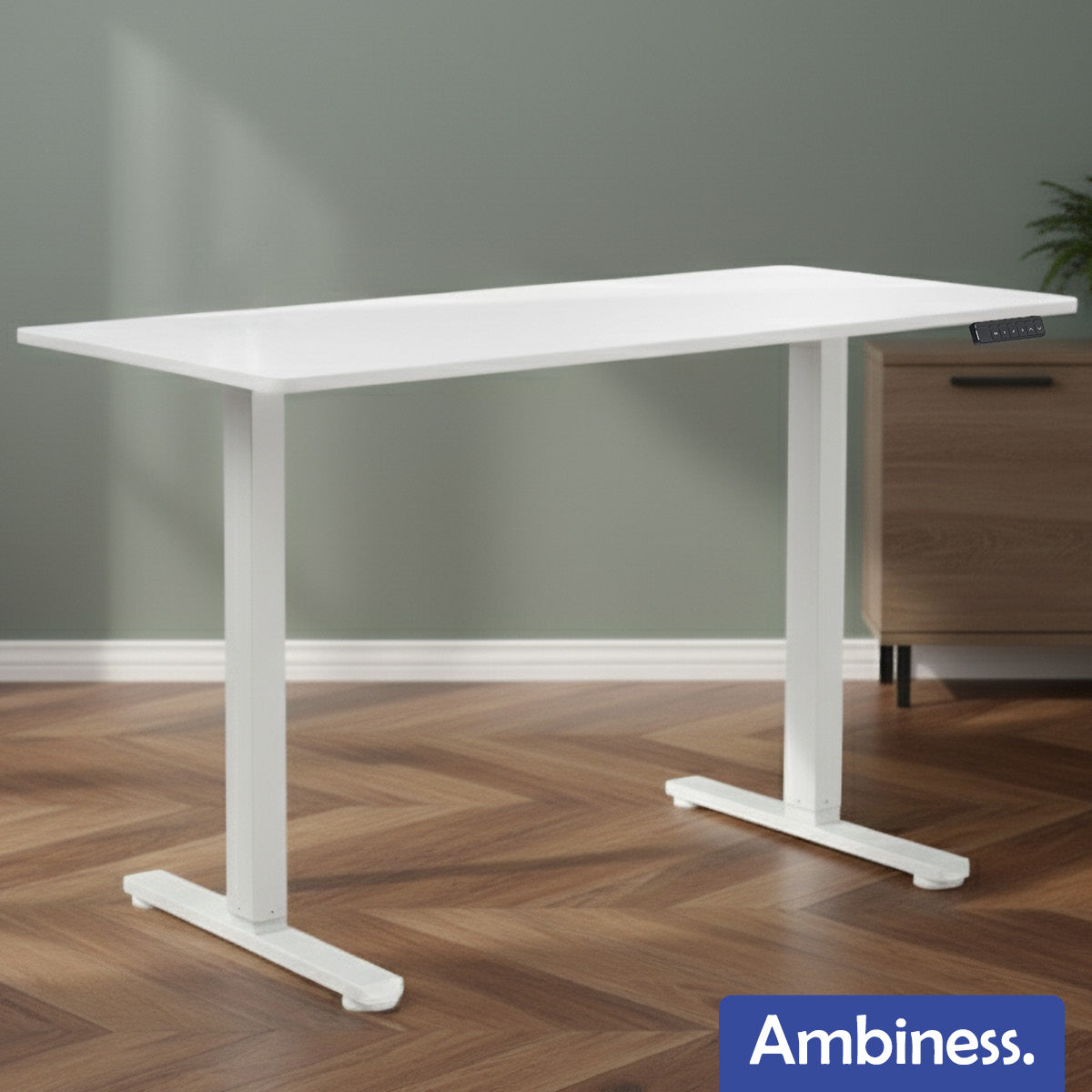 Weißer höhenverstellbarer Schreibtisch 135x60 cm mit stabilem Metallgestell, modern und minimalistisch.