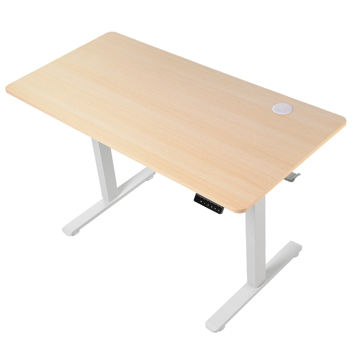 Höhenverstellbarer Schreibtisch mit ahornfarbener Holzplatte und weißem Metallgestell, Kabeldurchlass oben rechts.