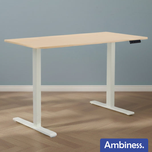 Höhenverstellbarer Schreibtisch mit ahornfarbenem Tischblatt und weißem Metallgestell, modernes Design.