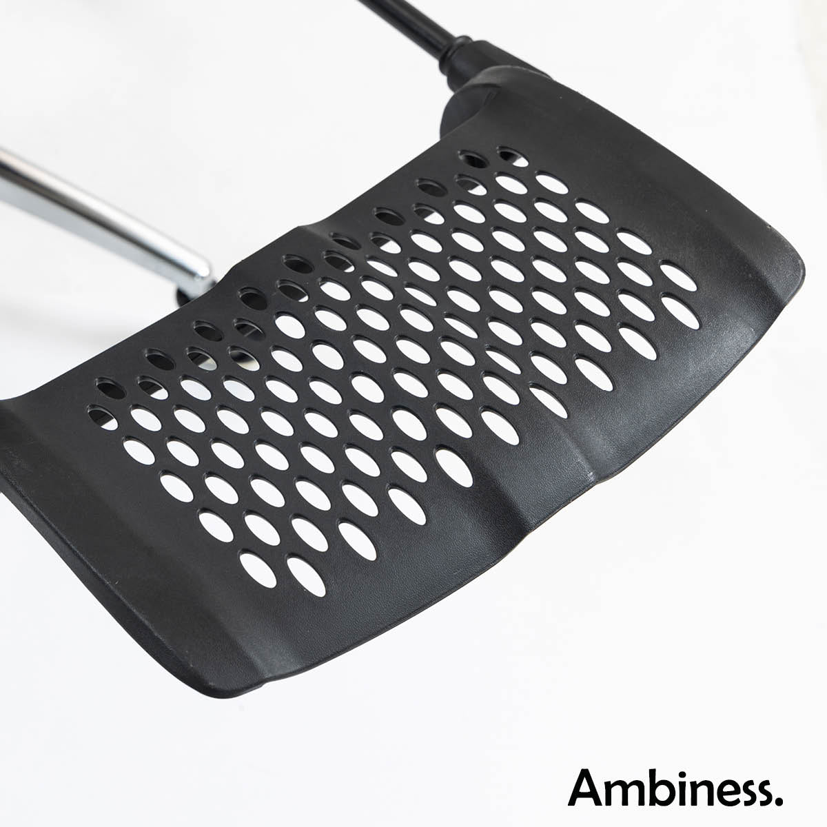 Schwarze atmungsaktive Netz-Rückenlehne mit ergonomischen Aussparungen und Chromrahmen.