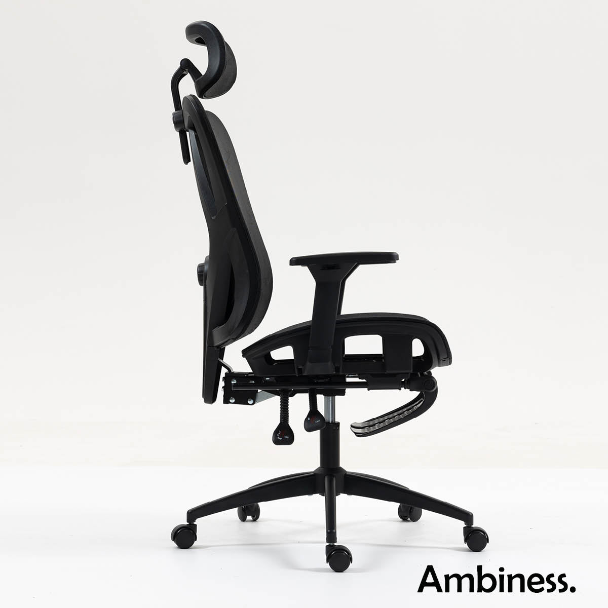 Schwarzer Ambiness Bürostuhl BackPro mit ergonomischer Rückenlehne, Netzbespannung und verstellbarer Kopfstütze.