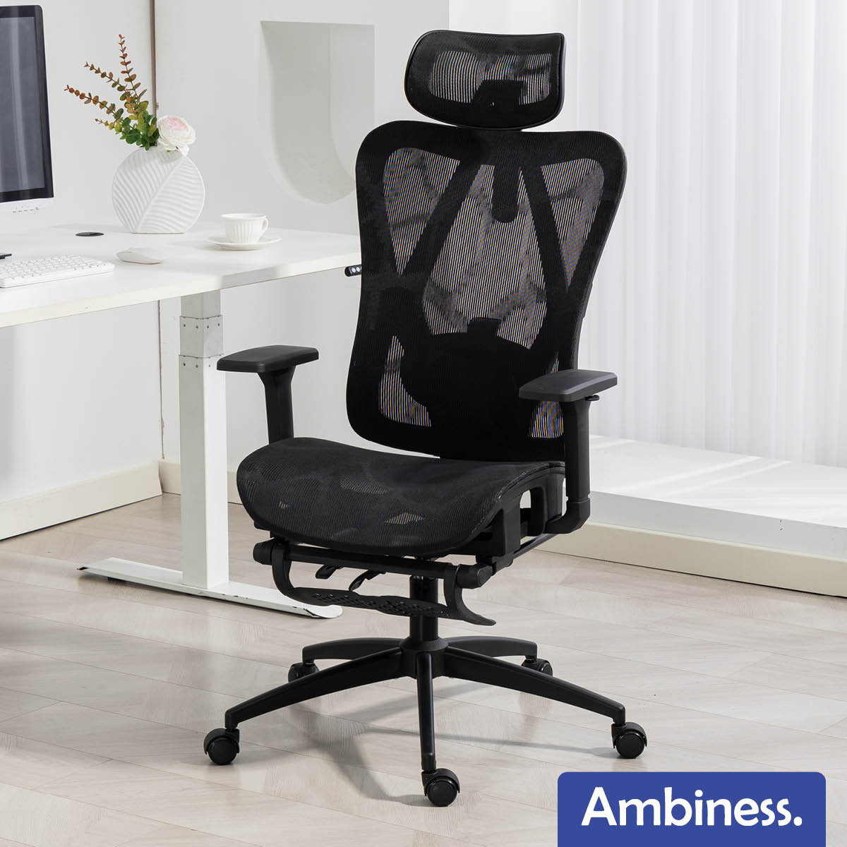Schwarzer ergonomischer Bürostuhl mit atmungsaktivem Mesh, verstellbarer Kopfstütze und Armlehnen.