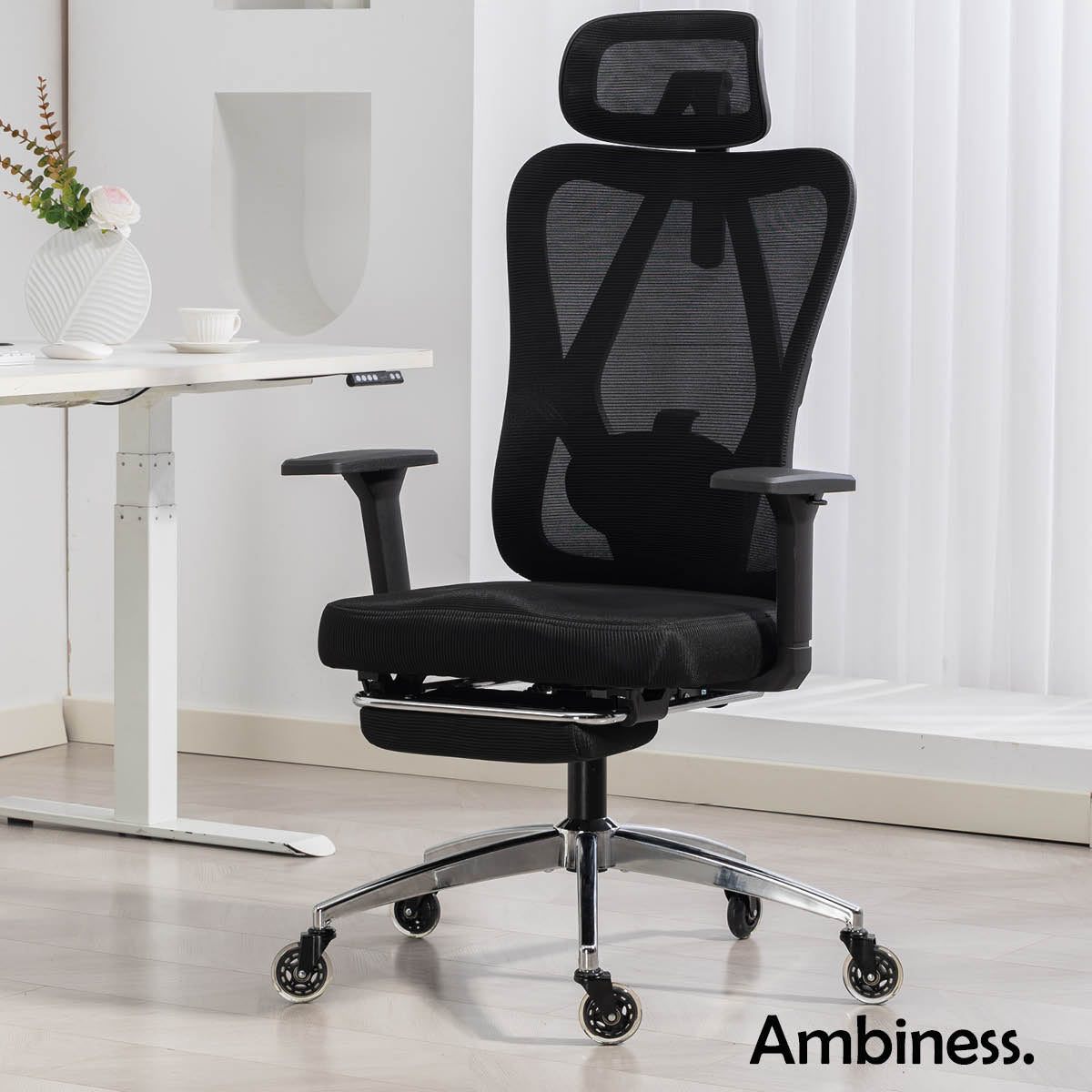 Schwarzer ergonomischer Bürostuhl mit Netzrückenlehne, verstellbarer Kopfstütze und verchromtem Fußkreuz.