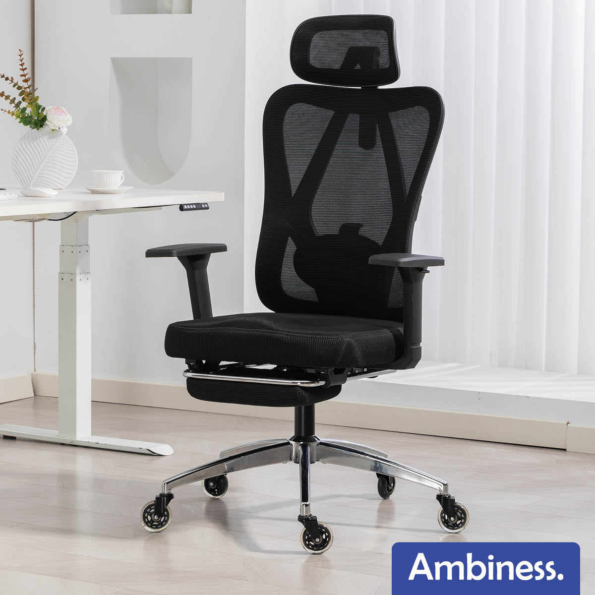 Schwarzer Ambiness Bürostuhl BackPro mit Mesh-Rückenlehne, verstellbarer Kopfstütze und Armlehnen, verchromter Metallfuß mit .
