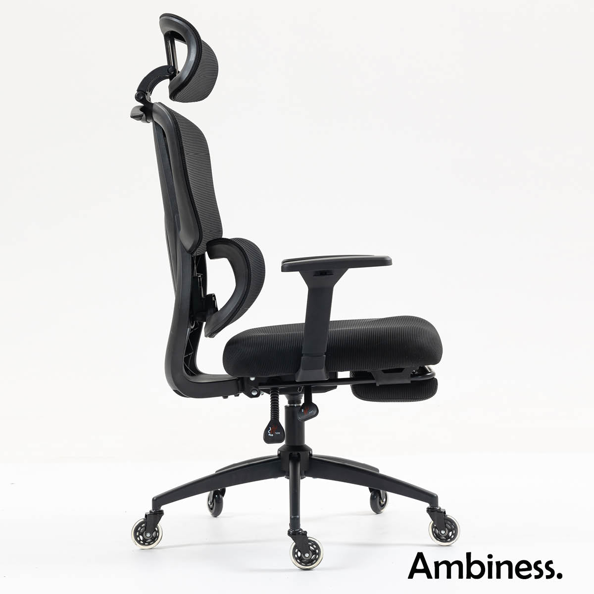 Schwarzer ergonomischer Bürostuhl mit Lordosenstütze, verstellbarer Kopfstütze und Armlehnen, gepolstert.