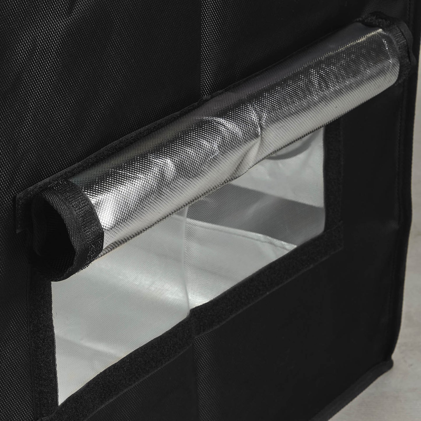 Schwarzes GrowCube XL Zelt mit geöffneter Belüftungsöffnung und reflektierendem Innenmaterial.