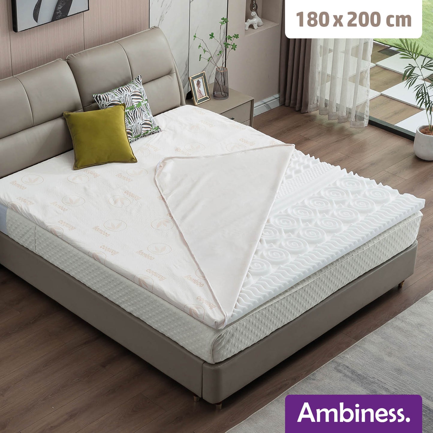 Weißer 180x200 cm Matratzen Topper mit 13 Zonen Memory Schaum und waschbarem Bezug auf Boxspringbett.
