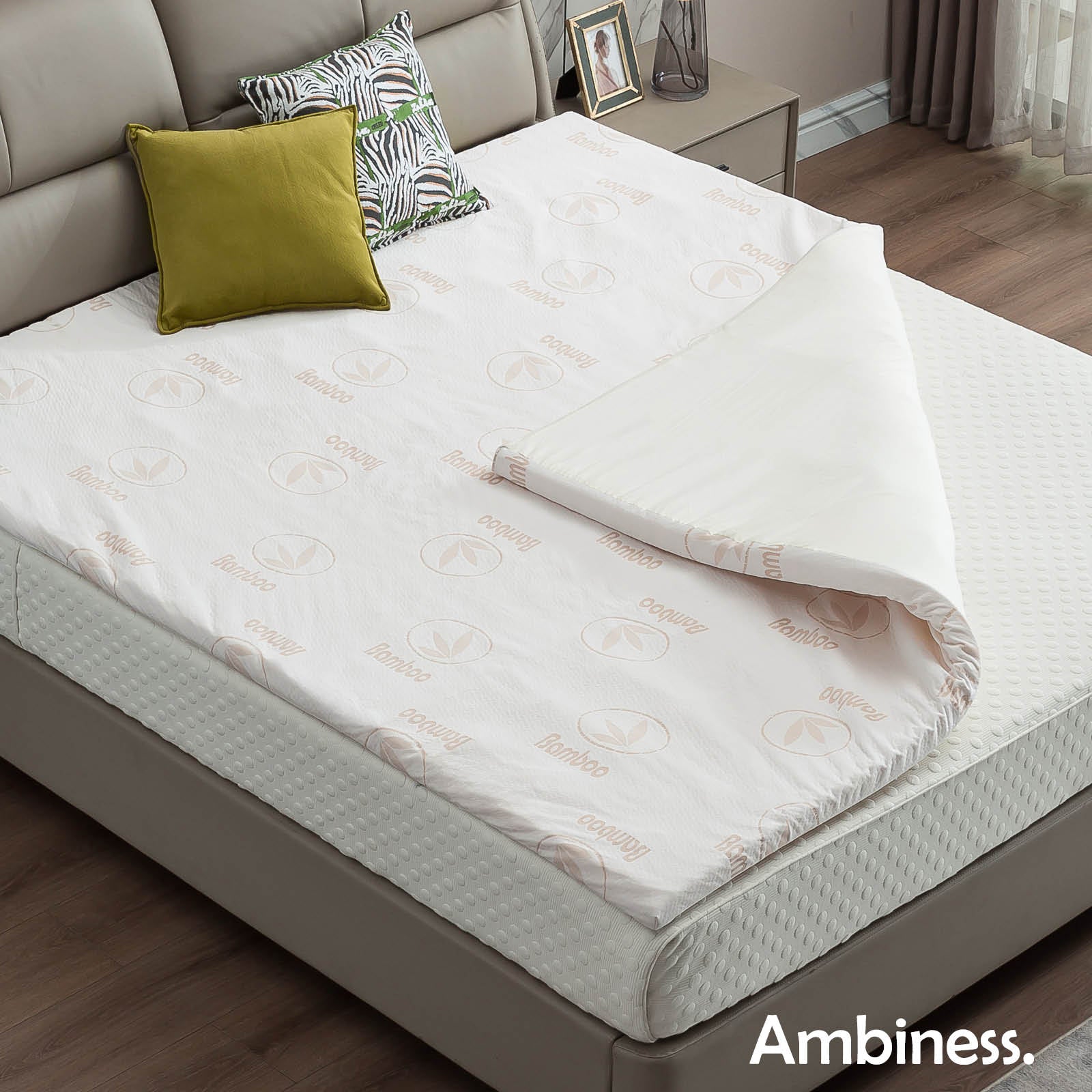 Weißer Matratzen Topper 80x200 mit 13 Zonen aus Memory Schaum und Bezug auf grauem Bett.