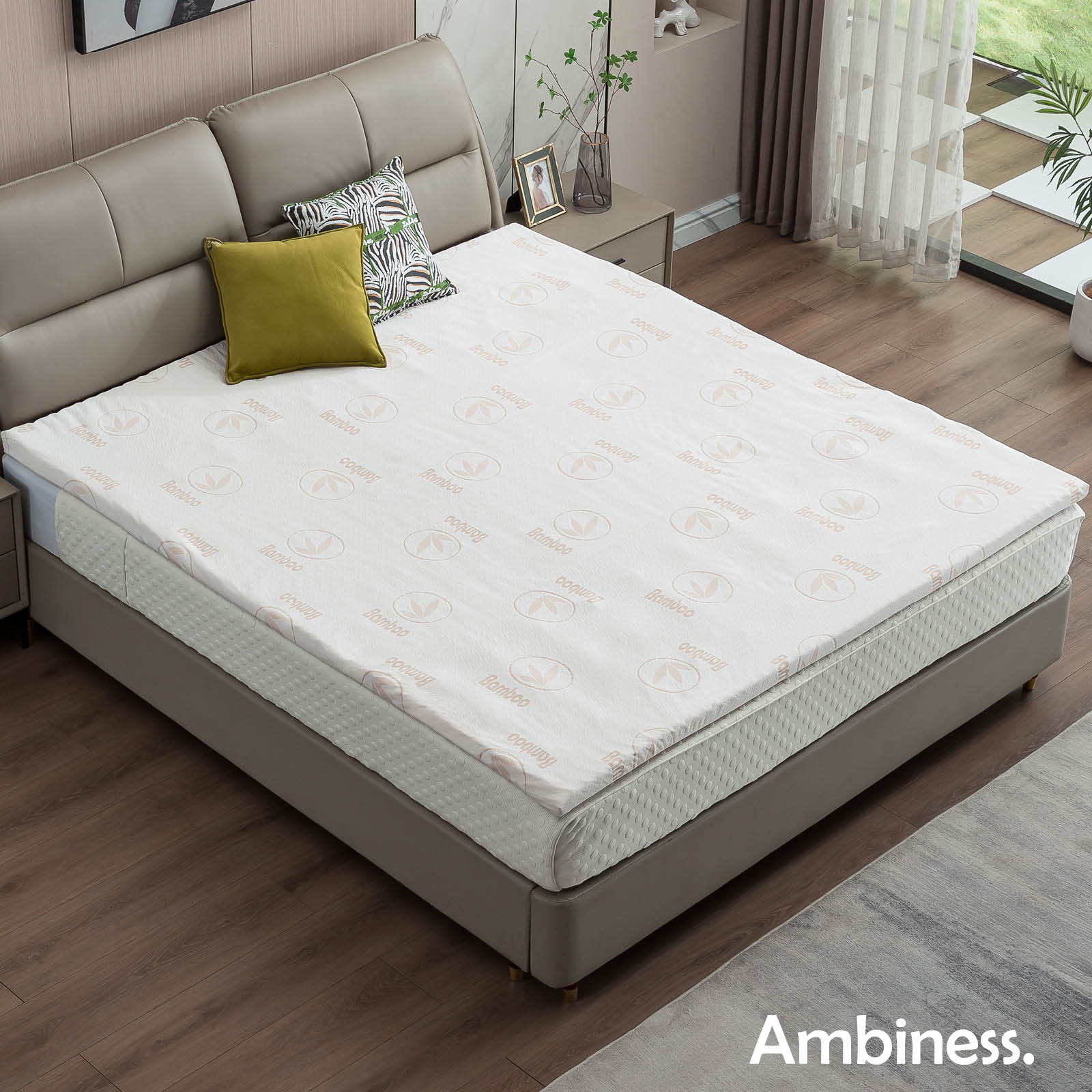 Weißer Matratzen Topper aus Memory Schaum mit 13 Zonen und weichem Bezug auf grauem Bettgestell.