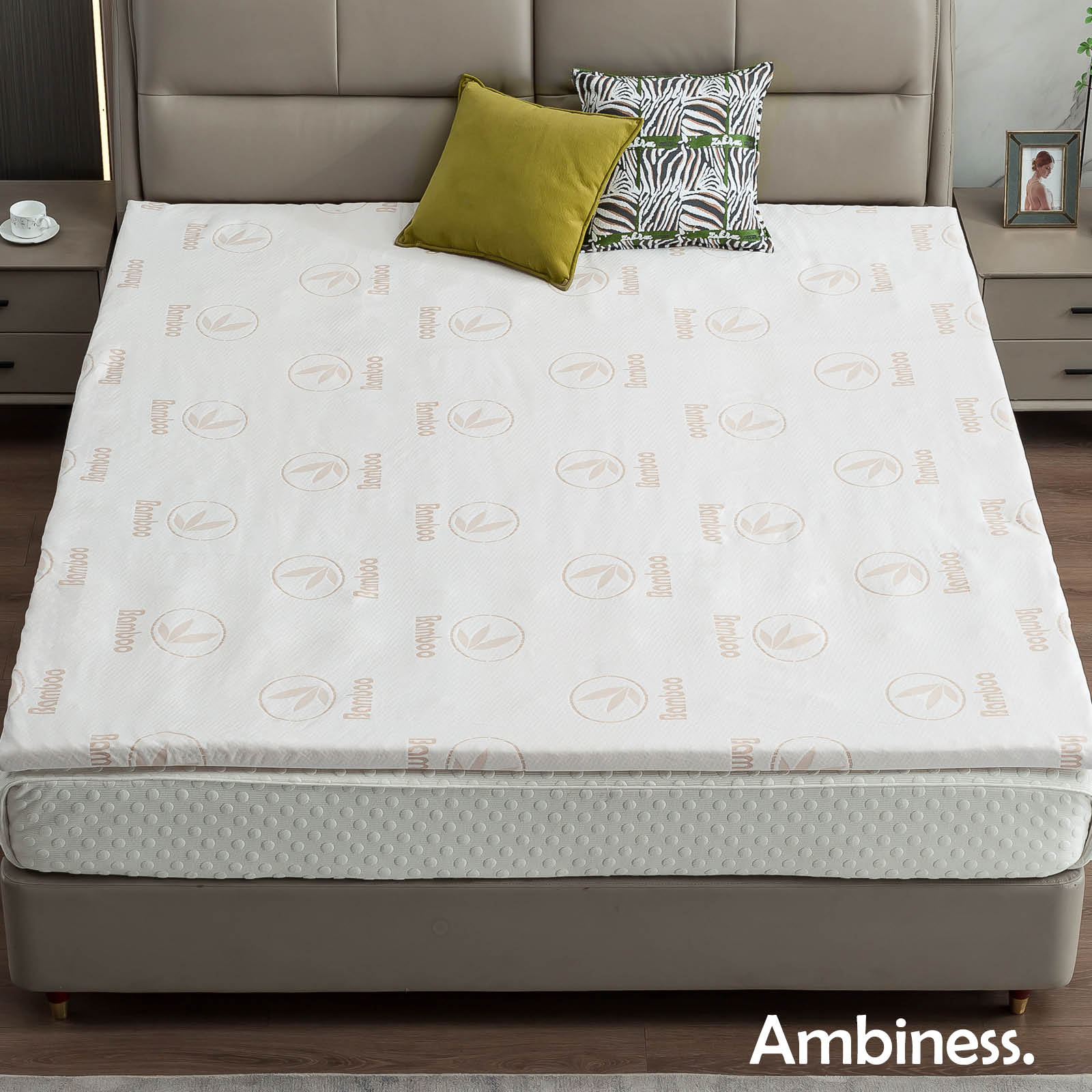 Weißer Matratzen Topper mit Memory Schaum und Bezug in 180x200, auf grauem Bettgestell.