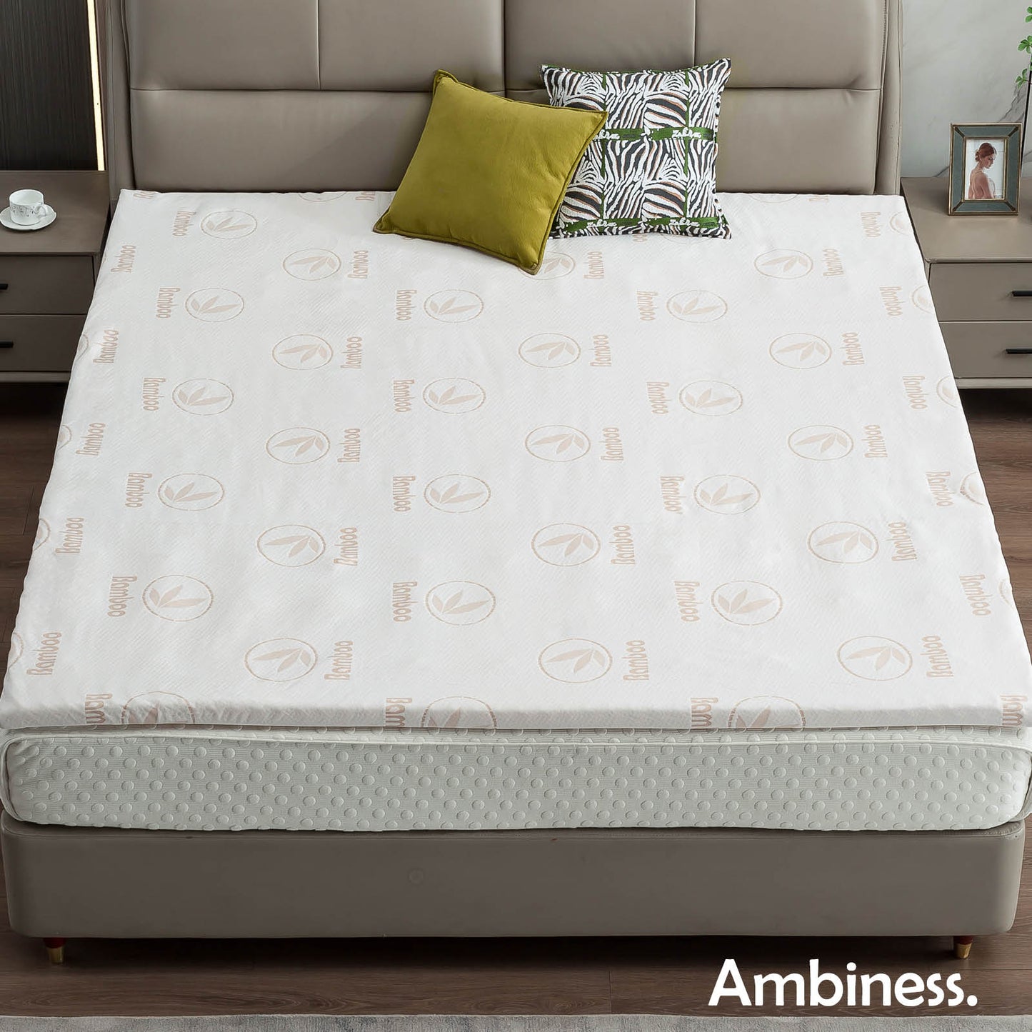 Weißer Matratzentopper mit Bezug aus Memory-Schaum, 13 Zonen, 160x200 cm, auf Bett platziert.