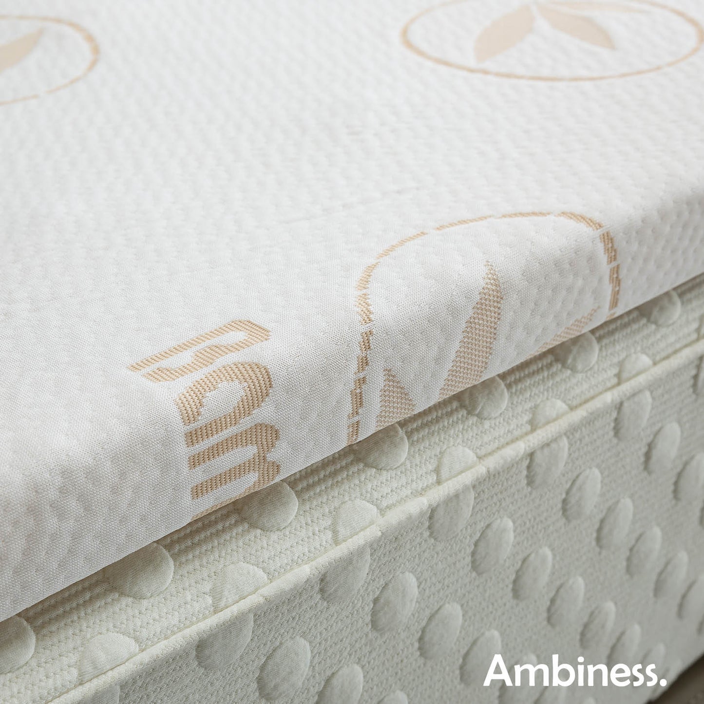 Weißer Matratzen Topper mit 13 Zonen Memory Schaum und atmungsaktivem Bezug auf Matratze.