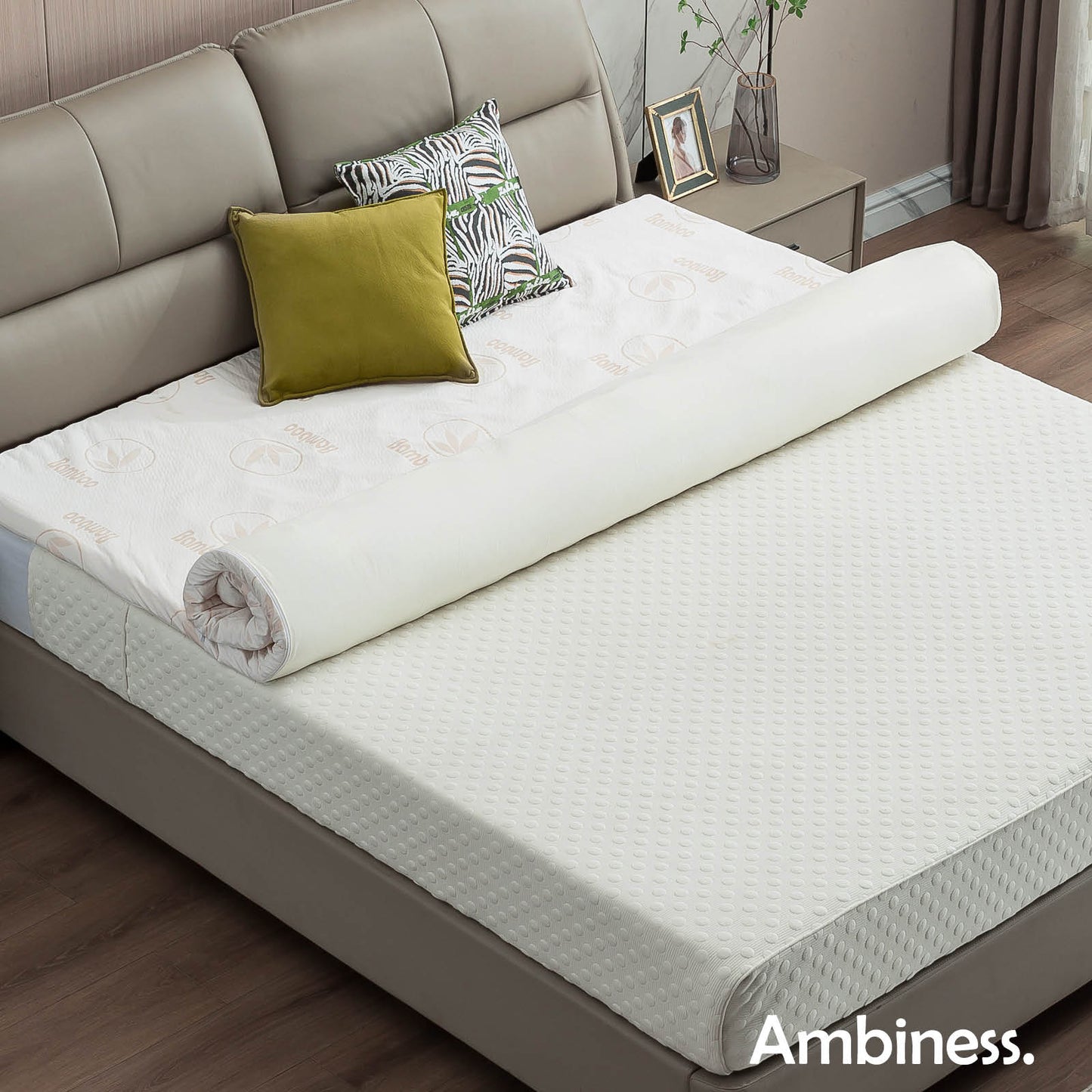 Weißer Matratzentopper aus Memory-Schaum mit 13 Zonen, 160x200 cm, mit Bezug, auf modernem Bett liegend.