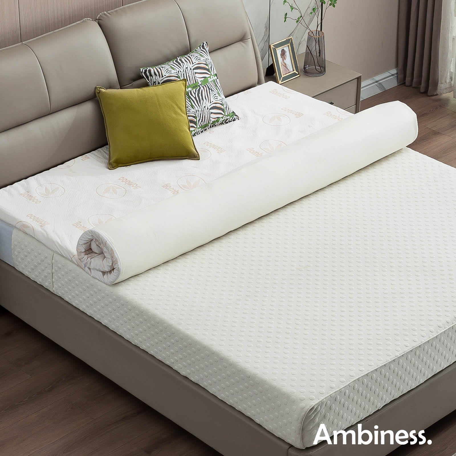 Weißer Matratzentopper aus Memory-Schaum mit 13 Zonen, 160x200 cm, mit Bezug, auf modernem Bett liegend.