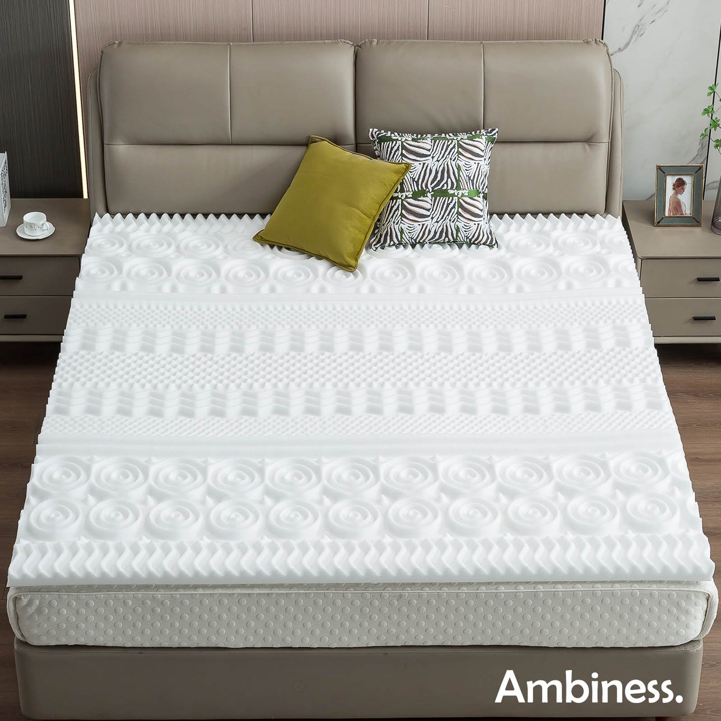 Weißer Matratzen Topper mit 13 Zonen Memory Schaum auf grauem Bett mit dekorativen Kissen, Matratzen Topping.