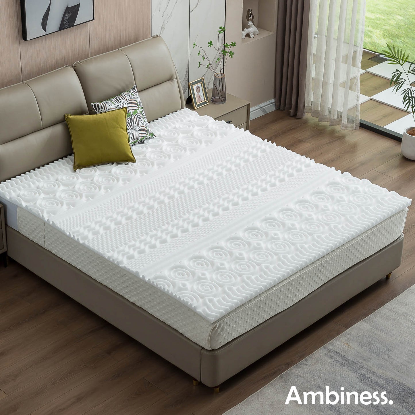 Weißer 13-Zonen Memory-Schaum Topper als Matratzen Topping auf beige Bettgestell.