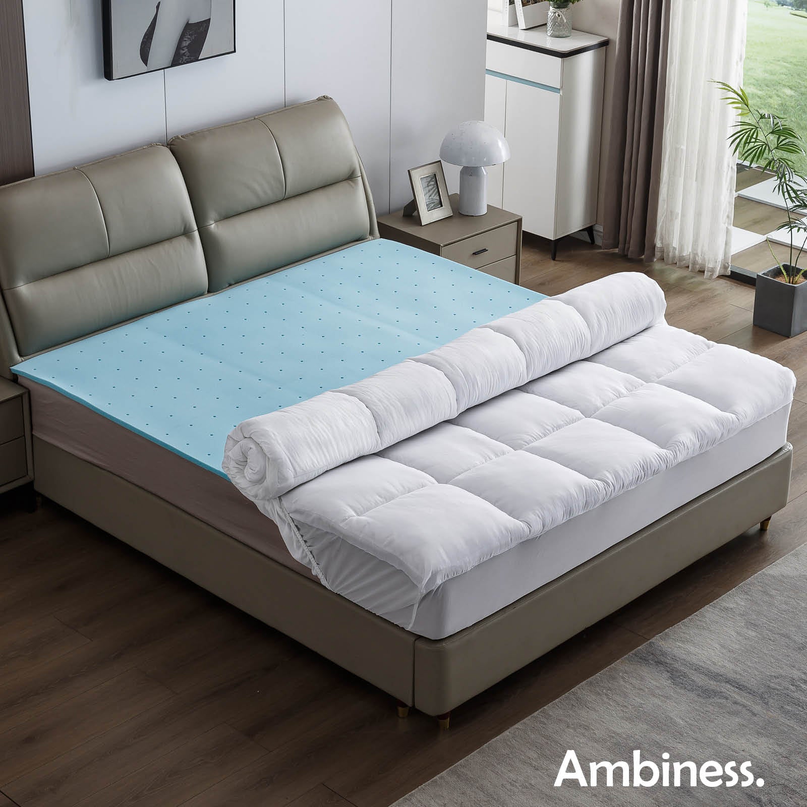Weißer gesteppter Bett Topper auf beigem Boxspringbett, blauer Matratzen Topper sichtbar darunter.