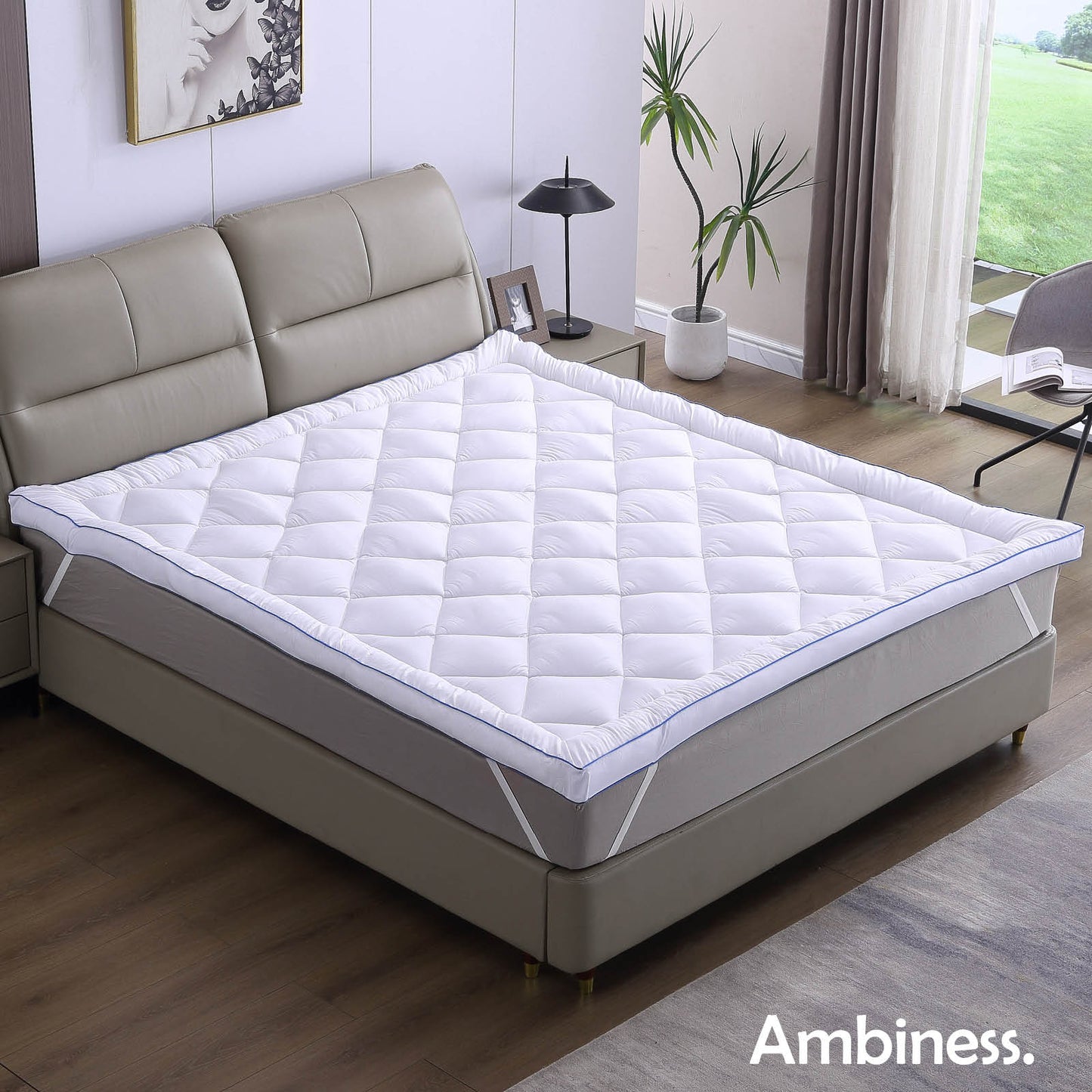Weißer 7cm Matratzentopper mit gestepptem Jacquard-Bezug auf grauem Bett, Topper 160x200.