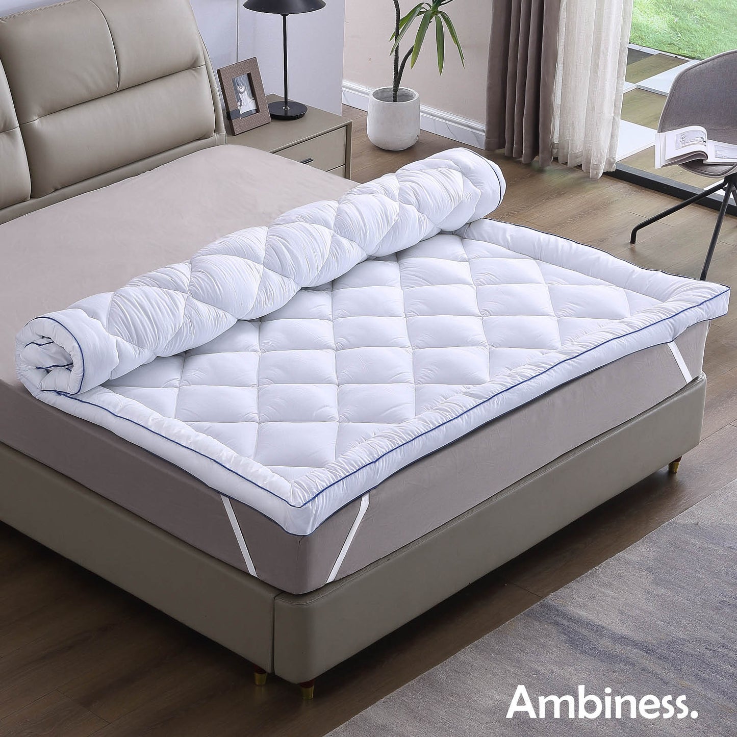Weißer Matratzentopper aus leichtem, gesteppter Material mit 7 cm Stärke auf hellgrauer Matratze, Bett Topper 140x200.