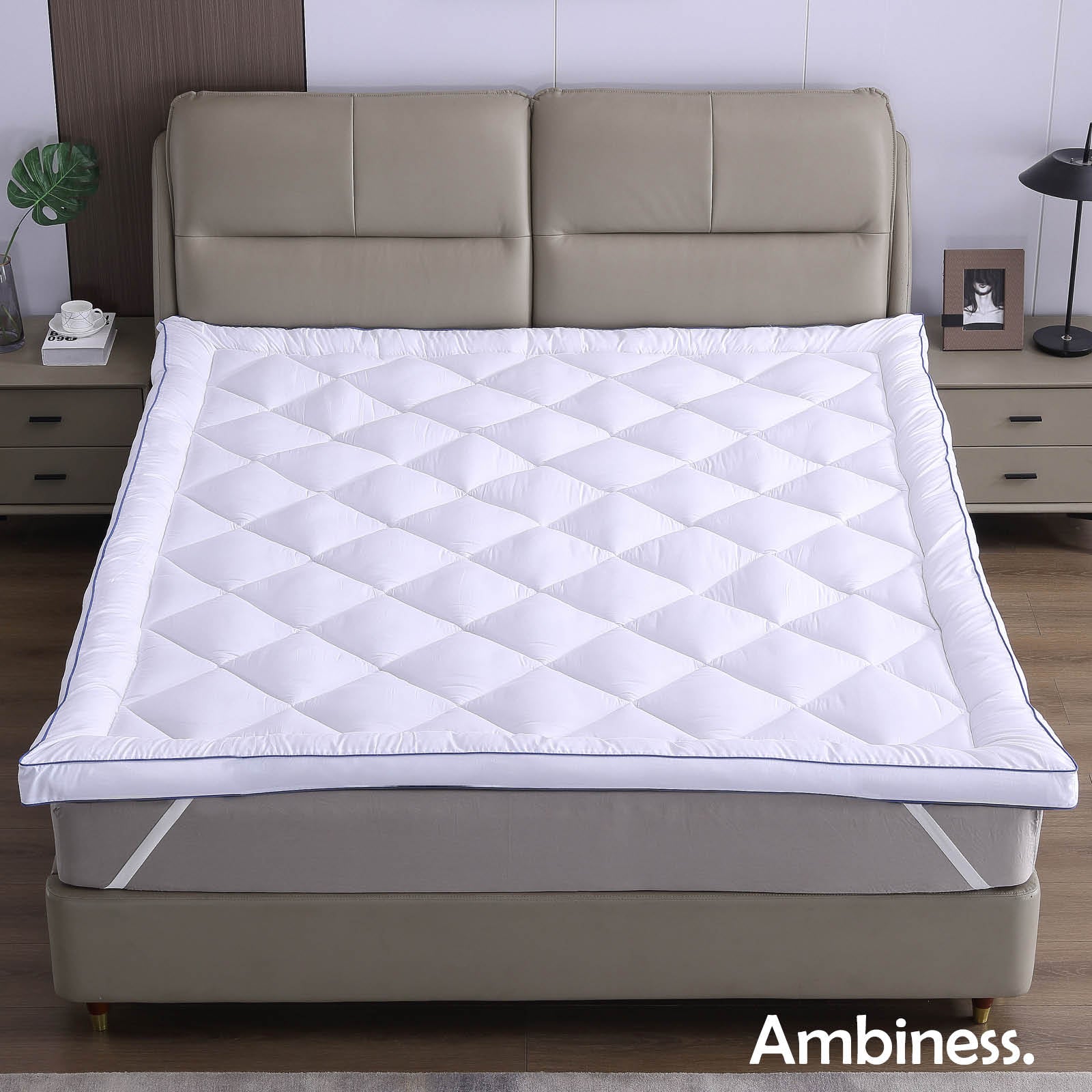 Weißer Matratzentopper mit Steppmuster, 7 cm dick, auf beige Bett, ideal als Bett Topper, Matratzen Topping.