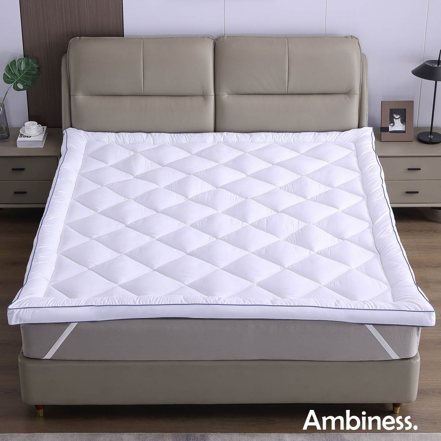 Weißer Matratzentopper mit gesteppter Oberfläche, 7 cm hoher Bett Topper für mehr Komfort.
