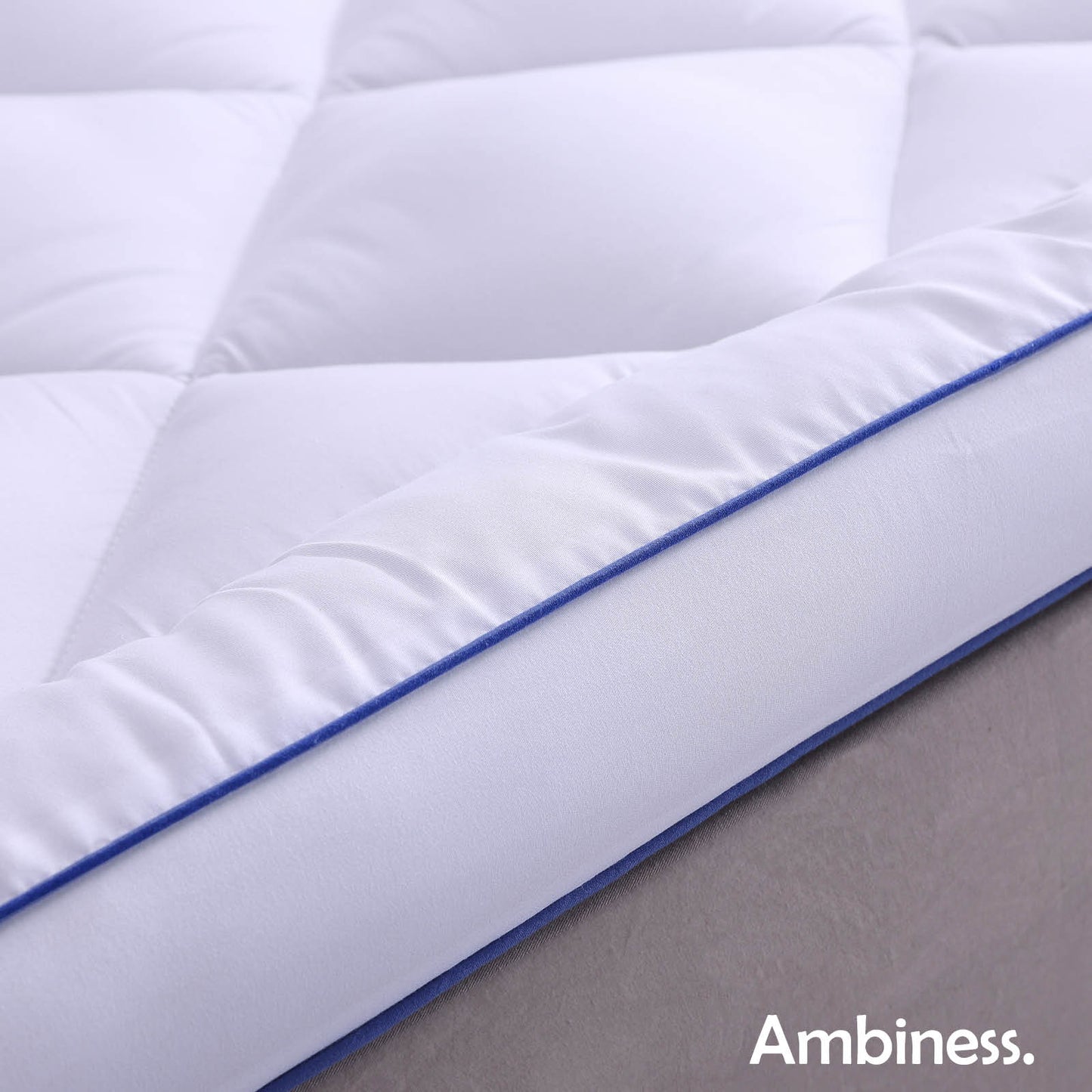 Weißer Matratzentopper mit 7 cm Höhe, gestepptes Design, blauer Seitenrand, weicher Bett Topper.