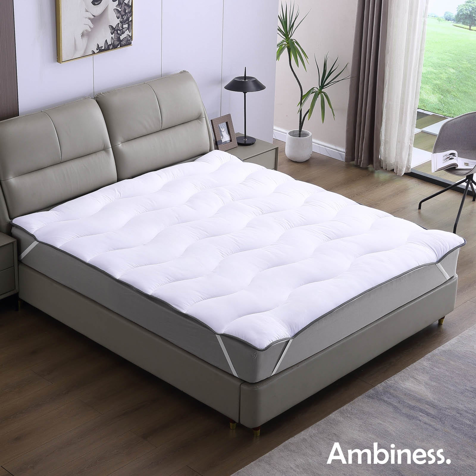 Weißer 7cm dicker Matratzentopper 90x200 auf grauem Bett für komfortables Schlafen, Matratzen Topping.