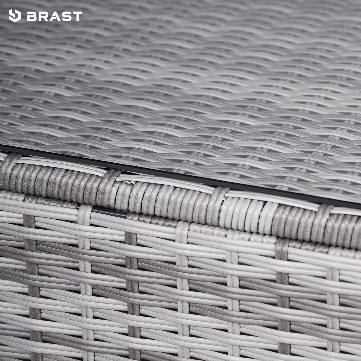 Grau geflochtenes Polyrattan als Detail eines Lounge Gartensmöbel Sets aus Rattan Lounge Loungemöbeln.