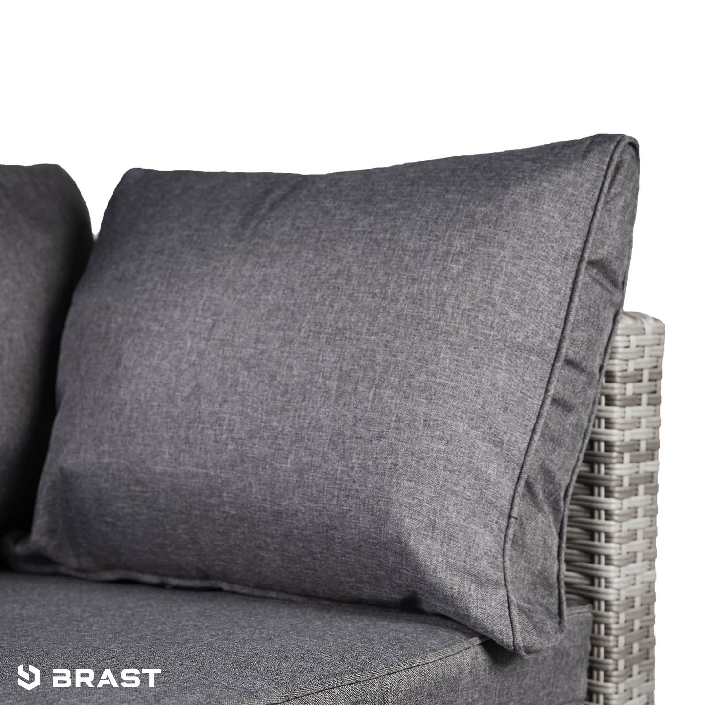 Grau gepolsterte Rückenlehne aus Stoff auf Polyrattan Lounge Gartensessel.