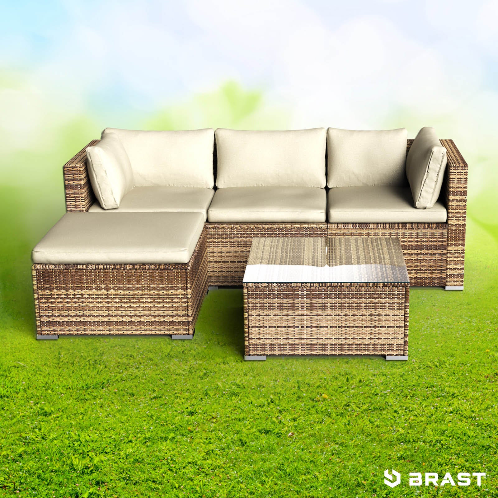 Braunes Polyrattan Lounge Gartenmöbel Set mit cremefarbenen Polstern, inklusive Ecksofa und passendem Couchtisch aus Rattan.