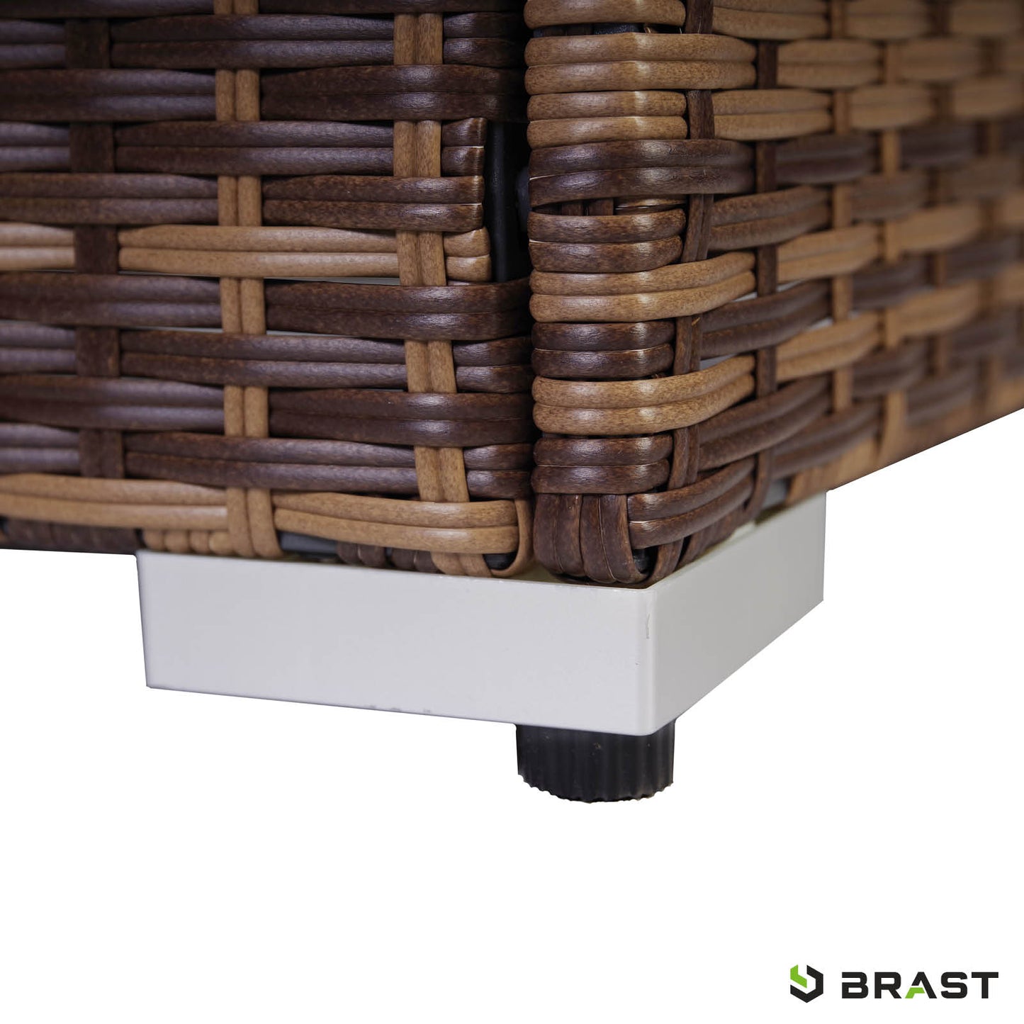 Braunes Polyrattan Loungemöbel mit robustem Flechtmuster und weißem Fuß, Teil eines Lounge Gartenmöbel Sets.