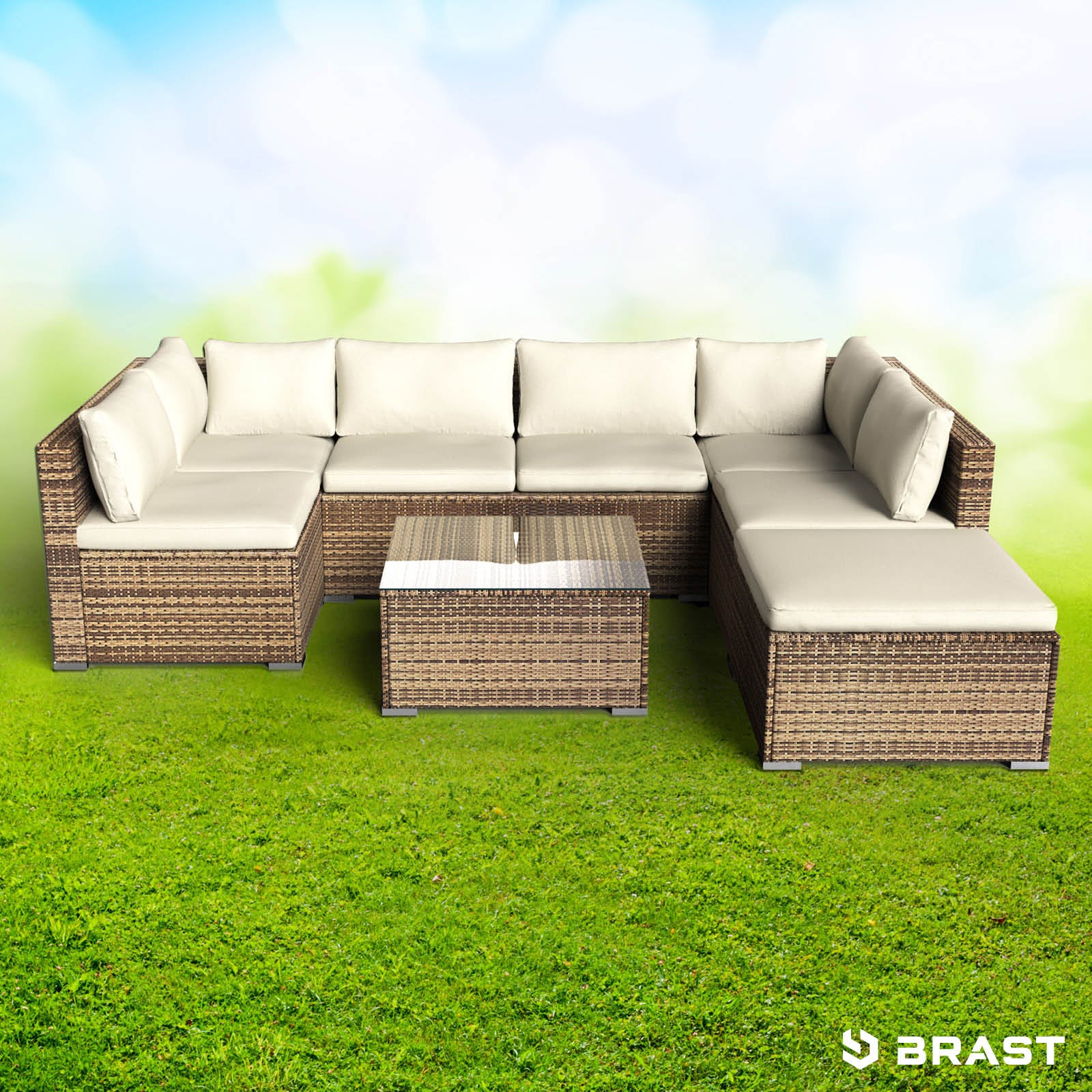Braunes Poly Rattan Loungemöbel Set mit hellen Polstern, gepolstertem Lounge Gartenmöbel und quadratischem Tisch.