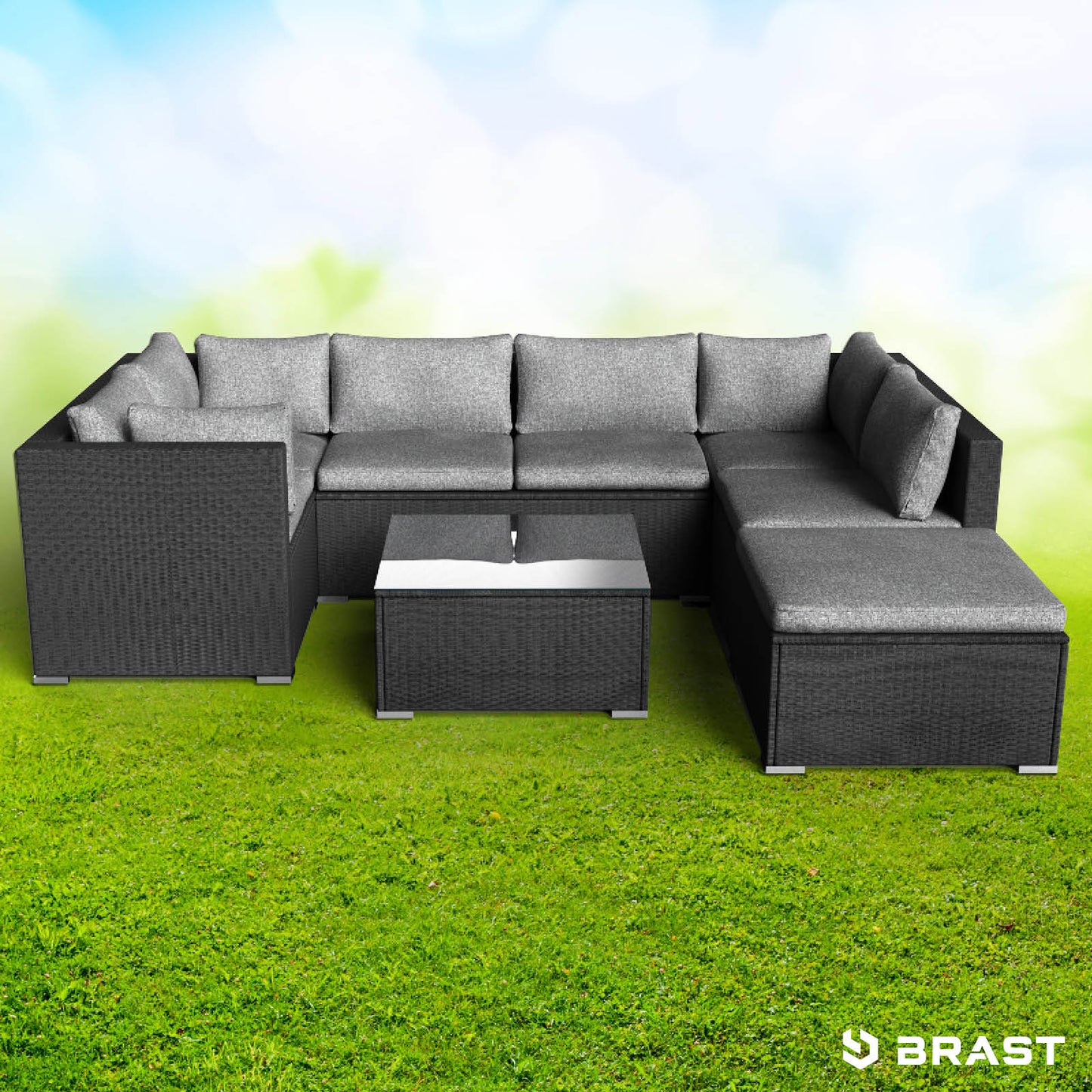 Schwarzes Rattan Lounge Gartensofa mit grauen Polstern, Loungemöbel Set auf Gras.